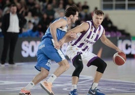 Jaan Puidet protege el balón ante Tomás Bellas en un partido del UEMC Real Valladolid frente al Fuenlabrada