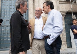 El alcalde, Jesús Julio Carnero, conversa con el arquitecto Fernando de Bonrostro, y el historiador Javier Burrieza, a las puertas de la Vera Cruz.