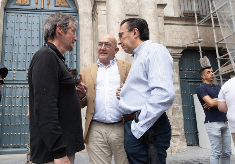 El alcalde, Jesús Julio Carnero, conversa con el arquitecto Fernando de Bonrostro, y el historiador Javier Burrieza, a las puertas de la Vera Cruz.