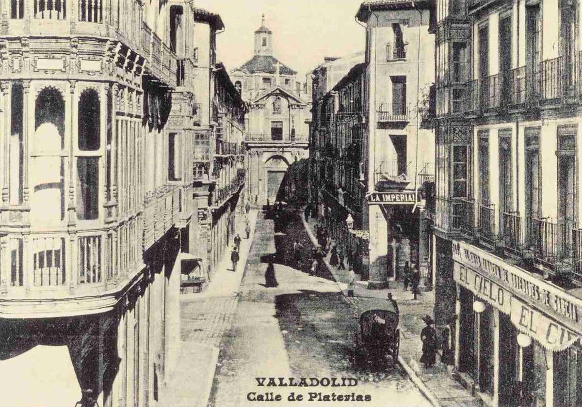 La calle Platerías con la iglesia de la Vera Cruz a principios del siglo XX.