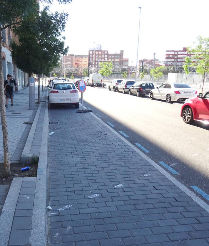 Imagen secundaria 2 - Arriba, el nuevo carril en dos sentidos de la calle Estación, entre Ferrocarril y García Valladolid. Debajo, a la izquierda, el vial de acceso a García Valladolid desde Colón. A la derecha, las plazas de zona azul de Estación que se duplicarán al pasar de quince en paralelo a treinta en batería.