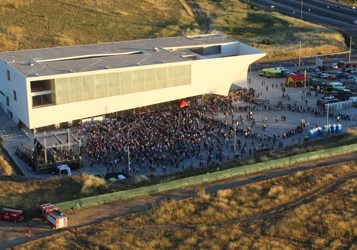 Asistentes al concierto Locos por la Música el pasado viernes en la plaza del CIDE.