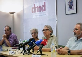 Fernando Marín, Loren Arseguet y Gina y Ángel, familiares de fallecidos, en la rueda de prensa.