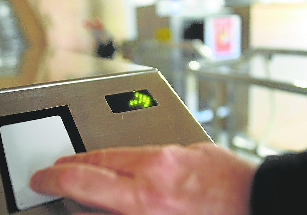 Un trabajador ficha para entrar a su puesto de trabajo.