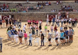 Juego de las sillas en la plaza de toros, en el último día de las fiestas de Rioseco.