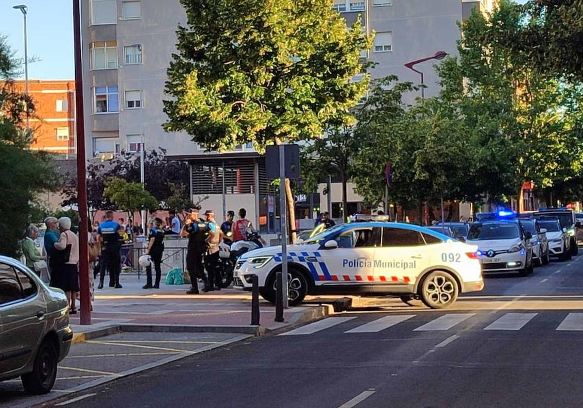 Despliegue de la Policía Municipal este lunes en la plaza Lola Herrera.