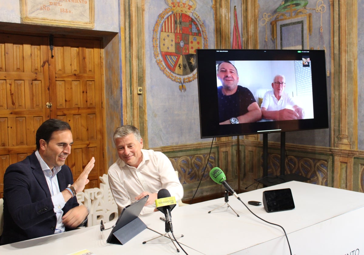 Guzmán Gómez y José Manuel Millán haciendo una videollamada con uno de los usuarios