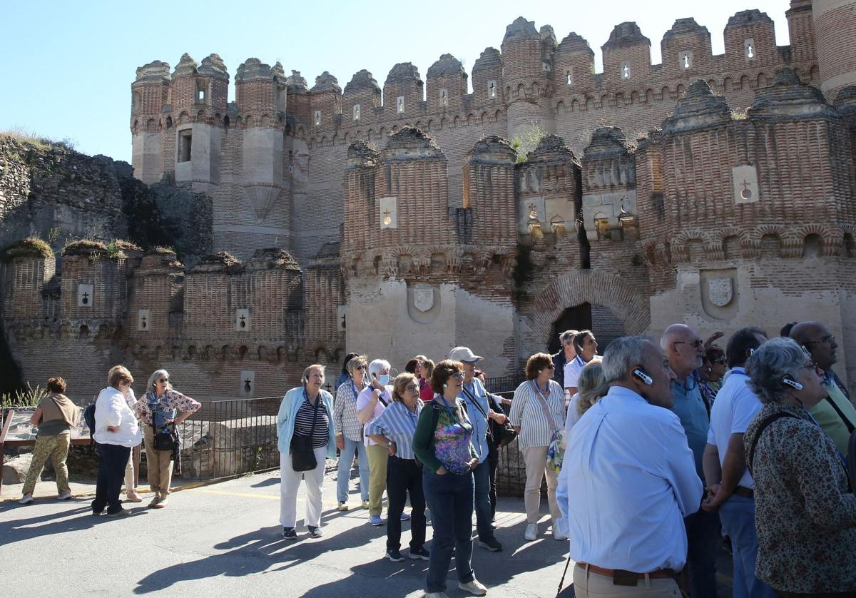 Un grupo de turistas visita el castillo de Coca durante una escapada rural.