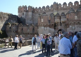 Un grupo de turistas visita el castillo de Coca durante una escapada rural.