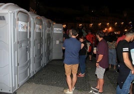 Cola para poder utilizar los urinarios públicos en unas fiestas de Segovia.