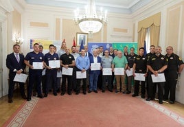 Entrega de los diplomas a los trabajadores de la seguridad privada.