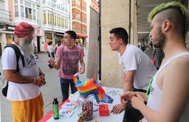 Mesa informativa del colectivo LGTBI en la Calle Mayor.