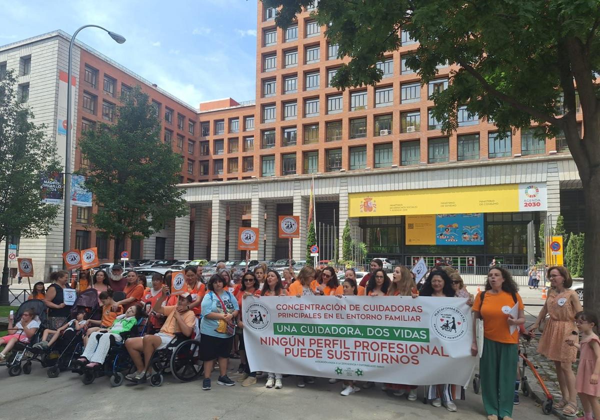 Manifestación de la asociación castellano y leonesa, en las puertas del Minsiterio de Derechos Sociales este miércoles en Madrid.