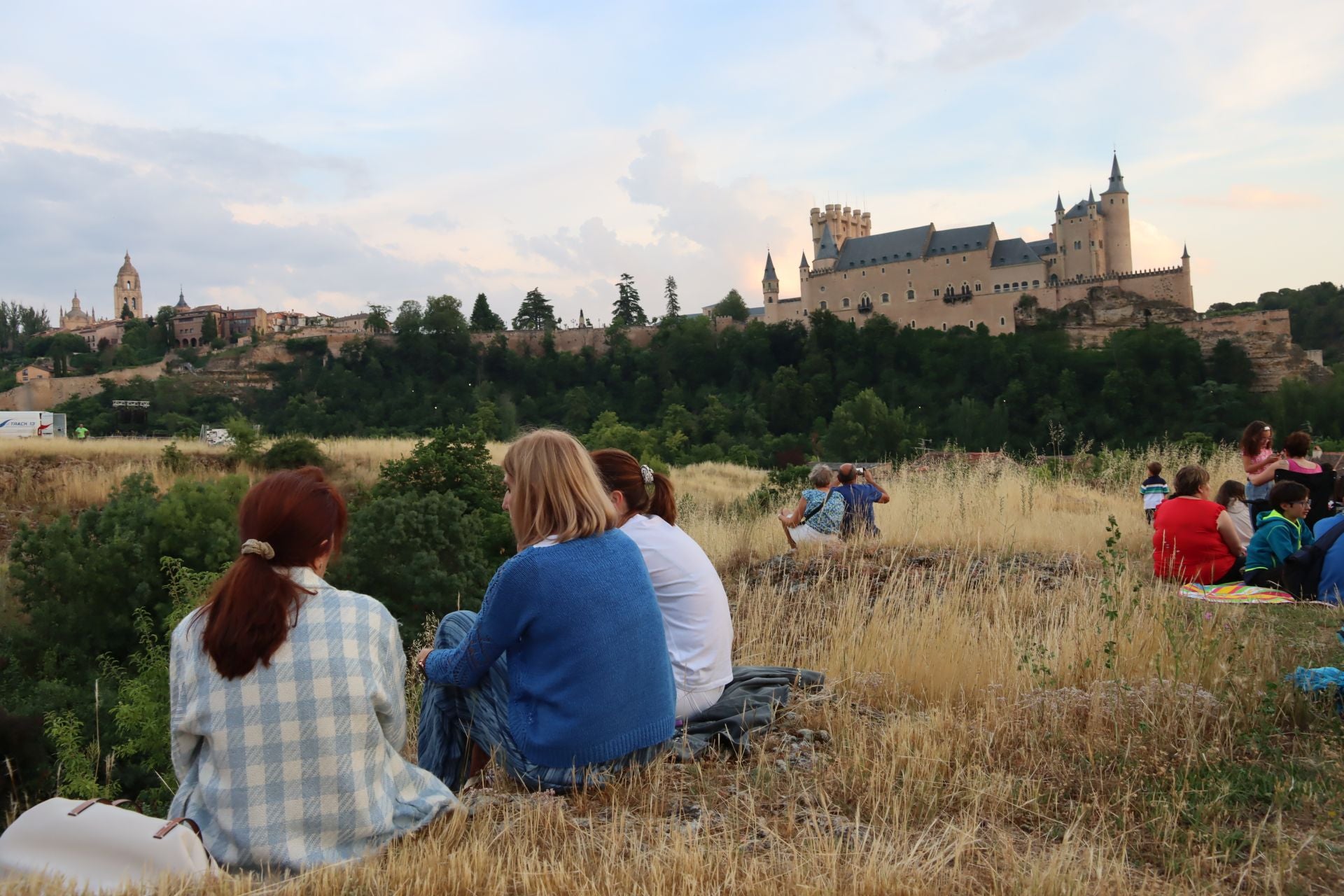 Fotografías del ambiente en Segovia antes del espectáculo de drones