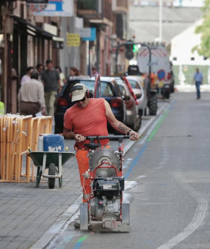 Imagen secundaria 2 - Arriba, nuevas plazas en batería de la zona azul habilitadas en la calle Estación, entre Ferrocarril y Panaderos. Debajo, dos imágenes del corte y las obras de reurbanización de la calle Ferrocarril.