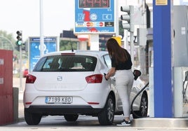 Una conductora reposta este miércoles en una estación de servicio de Valladolid capital.