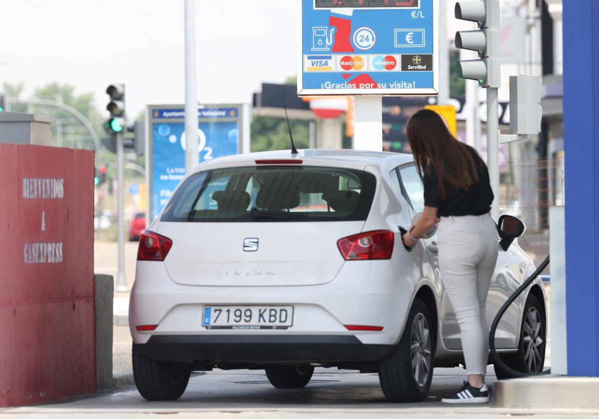 Una conductora reposta este miércoles en una estación de servicio de Valladolid capital.