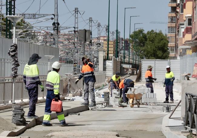 Los operarios rematan el adoquinado de las aceras del lado de la calle Estación.