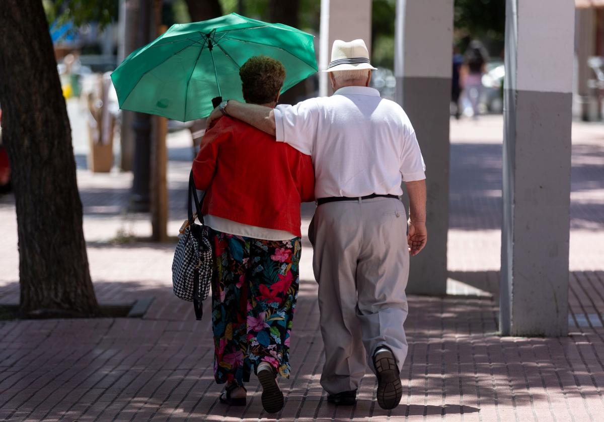 Una pareja pasea agarrada, en una imagen de archivo.