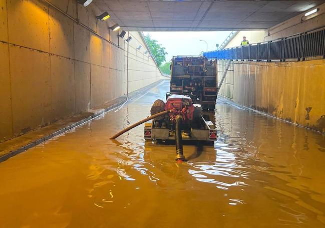 Intervención de los Bomberos para achicar el agua acumulada el martes en el túnel de la carretera de Olmedo en Medina del Campo.