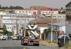 Un camión circula por un área industrial de la provincia de Segovia.