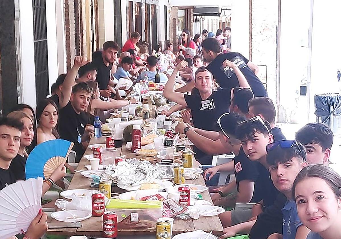 Peñistas participantes en la comida.