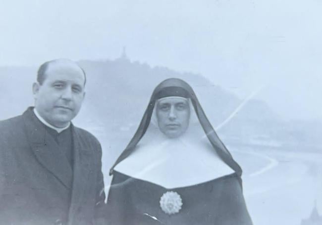 Teresa de Jesús, junto a su hermano Luis Antonio, sacerdote jesuita, en Brasil, a principios de los años 70.