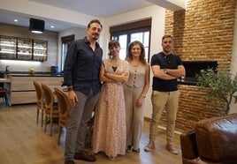 Los propietarios Pedro Alonso, Pilar Mesonero, la arquitecta Mercedes González y el constructor Javier Sánchez en el salón de este bonito piso.