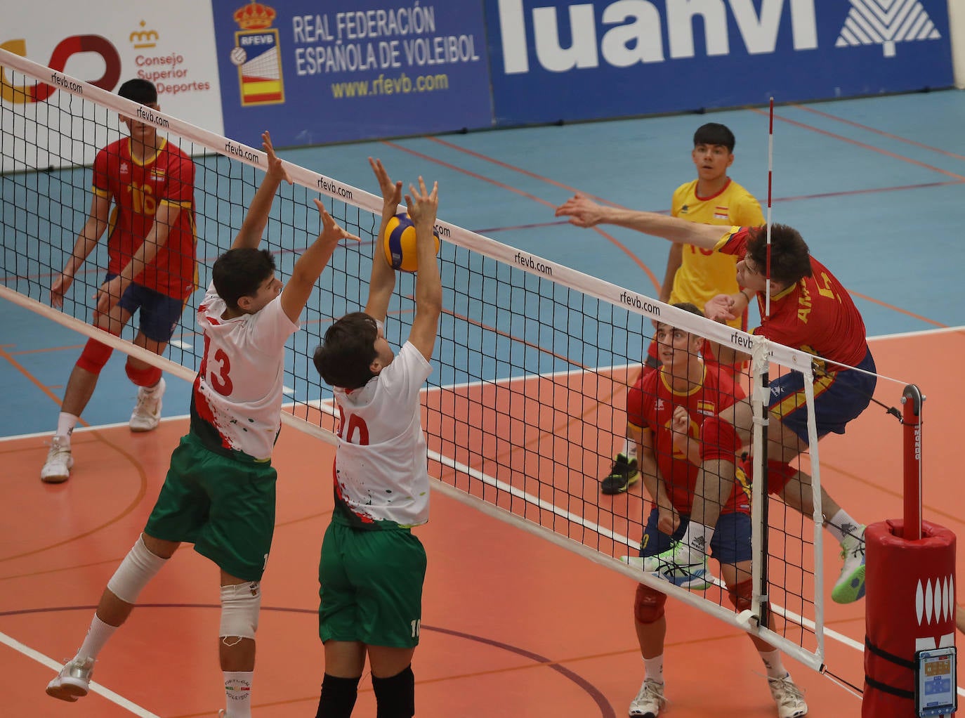 La selección española de voleibol se impone a Portugal en Palencia