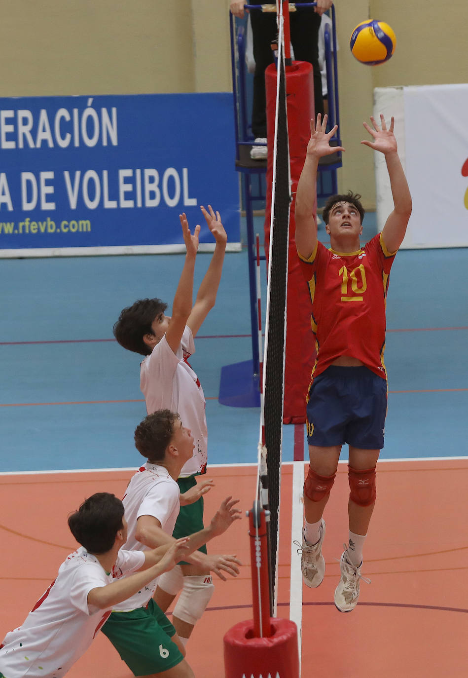 La selección española de voleibol se impone a Portugal en Palencia