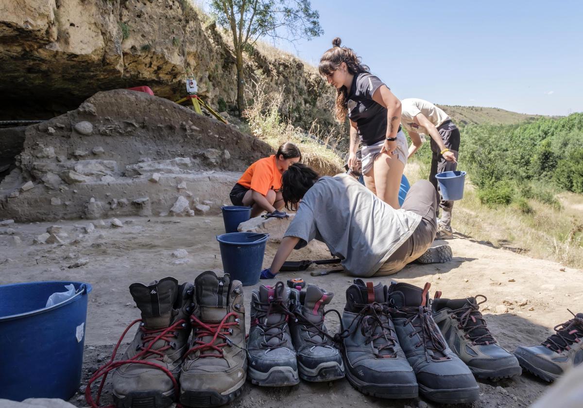 Excavación en el Abrigo de San Lázaro un verano anterior.