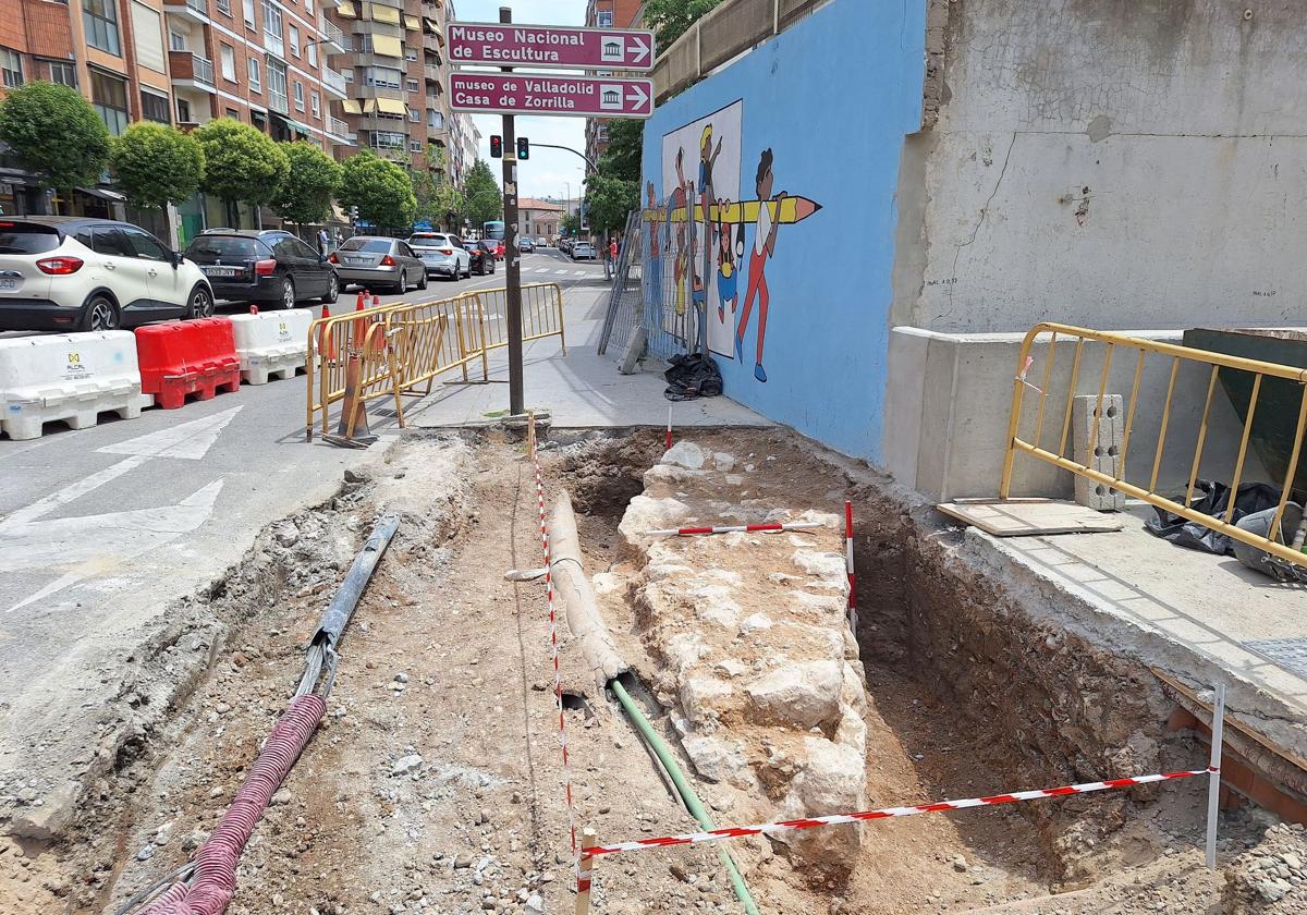 Tramo de la segunda cerca de Valladolid descubierto sobre la acera de la Rondilla de Santa Teresa, a la altura del edificio en obras del número 1.