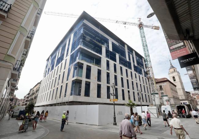 Avances en las obras que convertirán el antiguo El Corte Inglés del centro de Valladolid en un Zara de cinco plantas