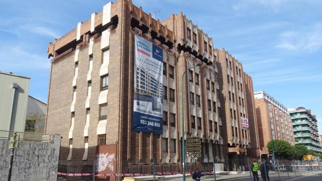 Imagen antes - La antigua residencia de Las Oblatas (demolida en 2022) y el nuevo edificio residencial construido en el solar de la Rondilla de Santa Teresa (2024).