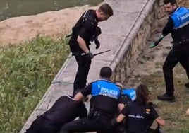 Varios agentes de Policía Nacional y Local han reducido al joven en El Barriles.