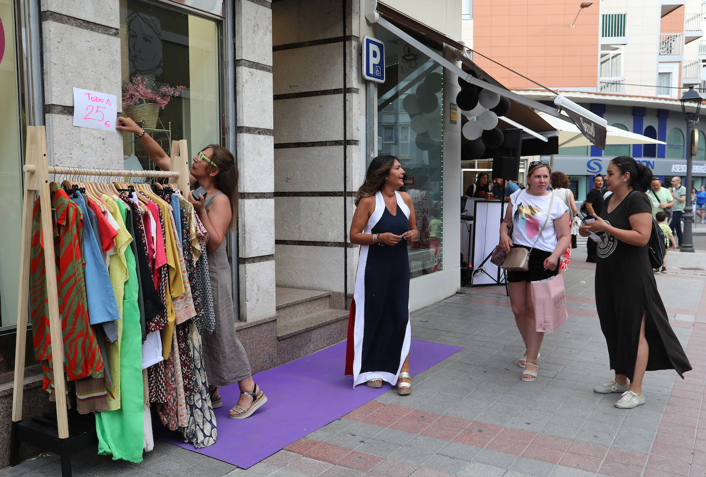 La Showpping Night llena las calles de música, compras y alfombras moradas