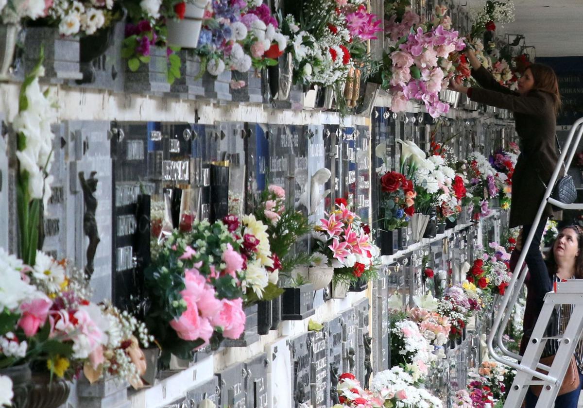 Nichos adornados con flores en el cementerio municipal de Segovia.