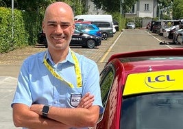 Rafael Coca, junto a uno de los coches de comisarios del Tour de Francia en Florencia.