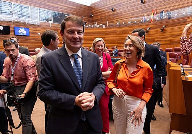 El presidente Mañueco, acompañado de Cuca Gamarra, el miércoles, en las Cortes de Castilla y León.