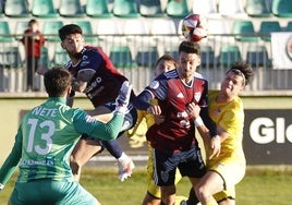 Hugo Díaz remata de cabeza durante un partido de la pasada temporada.