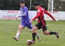 Un jugador del Laguna trata de avanzar, en el choque disputado en Becerril.