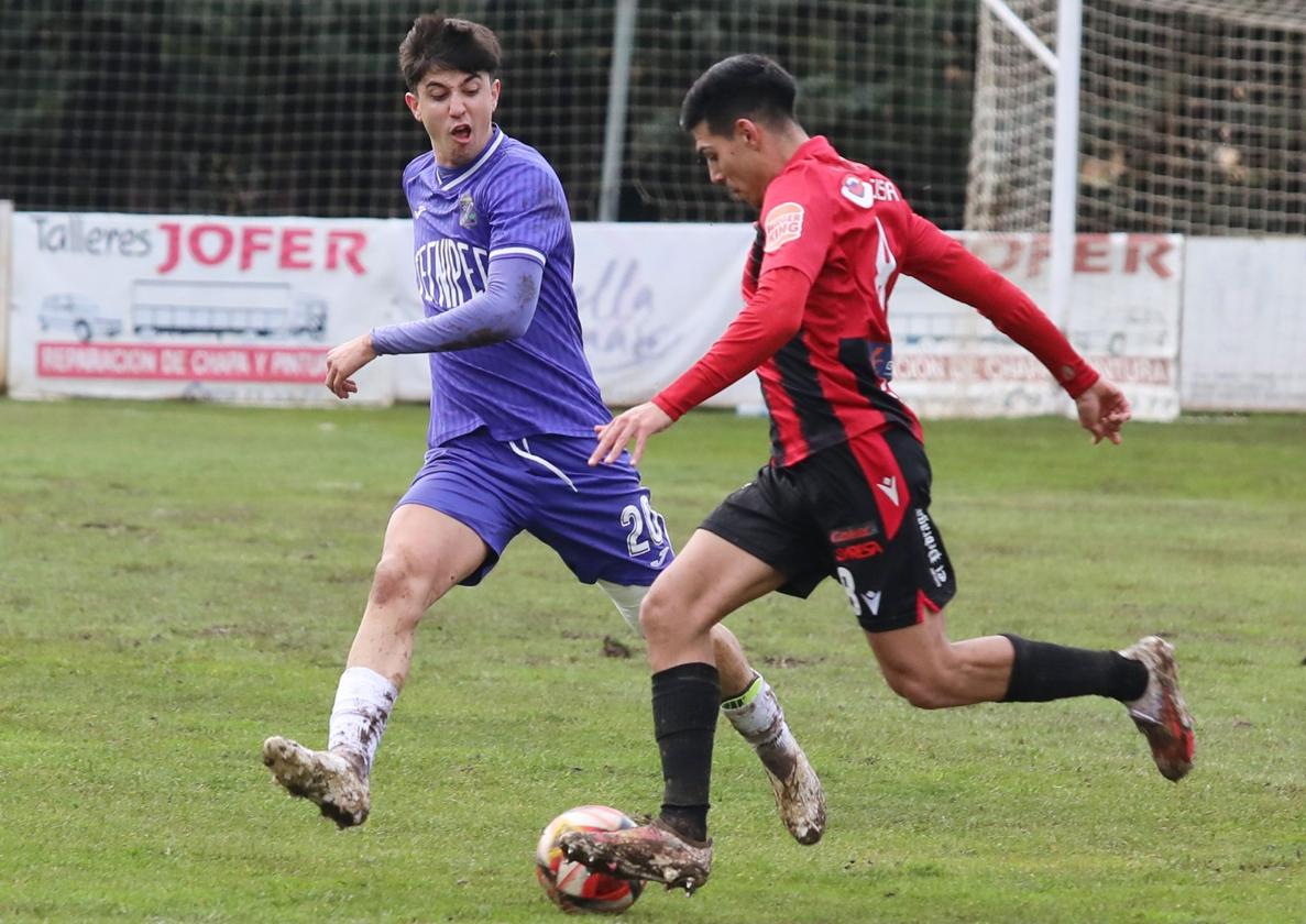 Un jugador del Laguna trata de avanzar, en el choque disputado en Becerril.