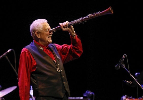 Paquito d'Rivera, saxo y clarinetista cubano de 74 años, durante un concierto.