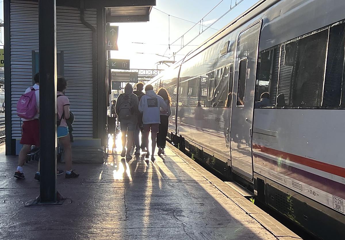 Usuarios del tren playero desde la estación de trenes Campo Grande de Valladolid, el año pasado.