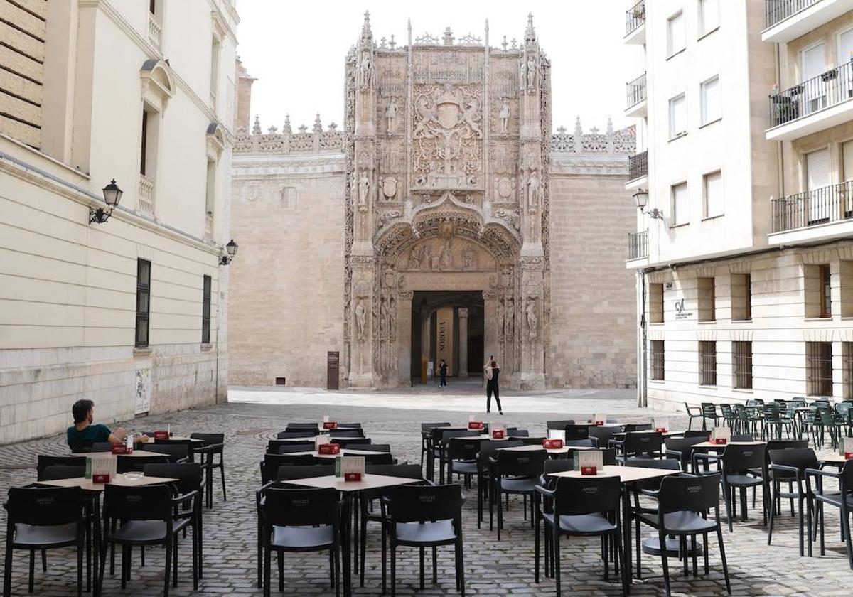 la fachada principal del Colegio de San Gregorio, ya sin andamios.