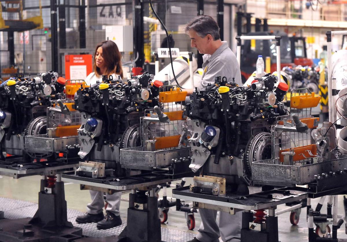 Trabajadores en una de las líneas de fabricación de motores de la planta de Renault en Valladolid.