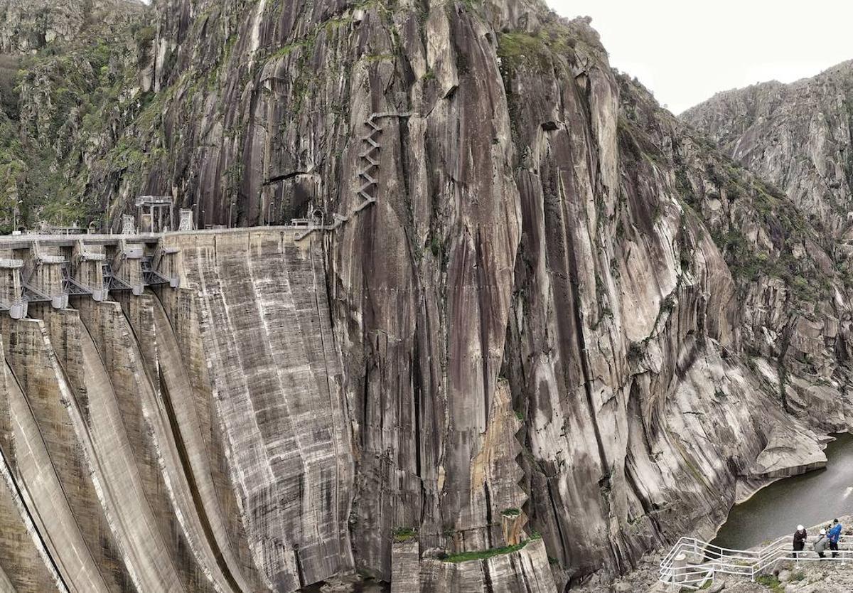 Una vista de los cortados en los que se construyó la presa salmantina de Aldeadávila.