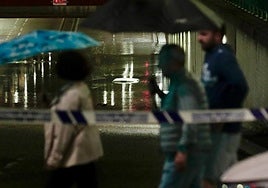 El túnel de la Circular cortado, este viernes por la noche, con un coche atrapado bajo el agua.