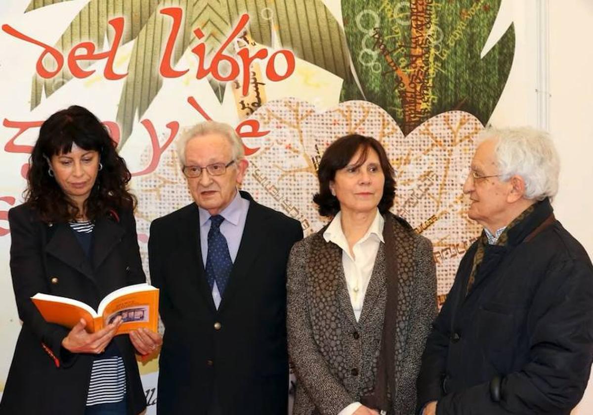 Ramón Torío, primero por la derecha, junto a Cristina Rodríguez Vela autora de un libro de 2018 sobre el Grupo Relieve, Jesus Palomares y la entonces concejala de Cultura, Ana Redondo.