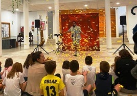 Asistentes a uno de los espectáculos del festival de magia.